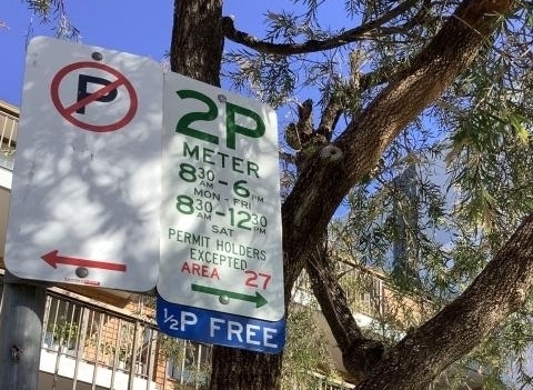 30 minutes free parking sign